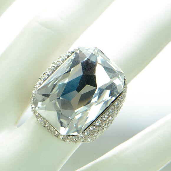 OSCAR DE LA RENTA Crystal Cocktail Ring - Picture 2 of 6